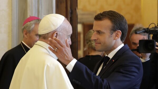 French President Emmanuel Macron, right, shakes hands with and goes to hug Pope Francis at the end of their private audience, at the Vatican, Tuesday, June 26, 2018. - Sputnik Afrique