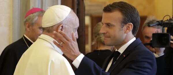 French President Emmanuel Macron, right, shakes hands with and goes to hug Pope Francis at the end of their private audience, at the Vatican, Tuesday, June 26, 2018. - Sputnik Afrique