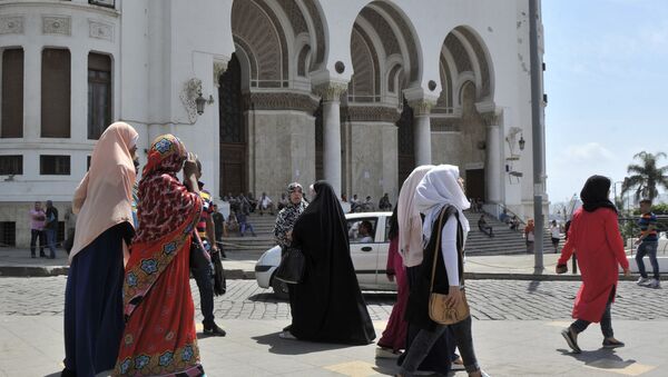 Veiled women walk in central Algiers, Wednesday Aug. 10, 2016. Mosques are going up, women are covering up and bars, restaurants and shops selling alcoholic beverages are shutting down in a changing Algeria where, slowly but surely, Muslim fundamentalists are gaining ground. - Sputnik Afrique