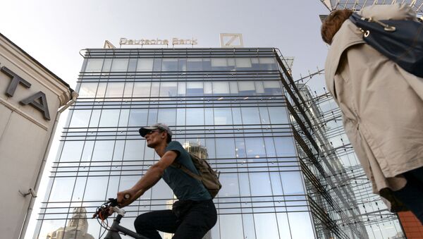 Люди напротив здания штаб-квартиры Deutsche Bank в Москве - Sputnik Afrique