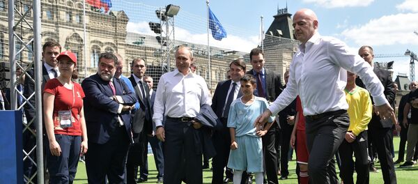 Президент РФ В. Путин посетил парк футбола на Красной площади - Sputnik Afrique