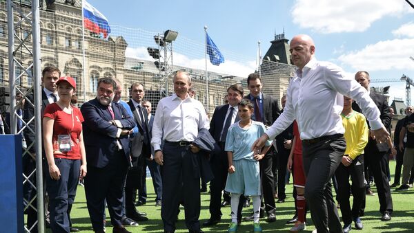 Президент РФ В. Путин посетил парк футбола на Красной площади - Sputnik Afrique
