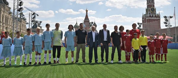 Un match de foot disputé directement sur la place Rouge entre Poutine et Infantino - Sputnik Afrique
