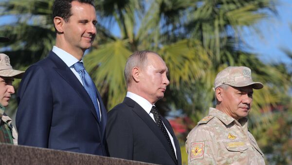 Vladimir Poutine, Bachar el-Assad et Sergueï Choïgou sur la base aérienne de Hmeimim en Syrie - Sputnik Afrique
