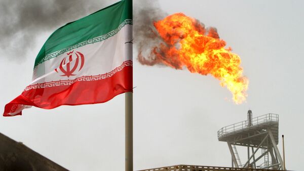 Une torche à gaz sur une plate-forme de production de pétrole en Iran  - Sputnik Afrique