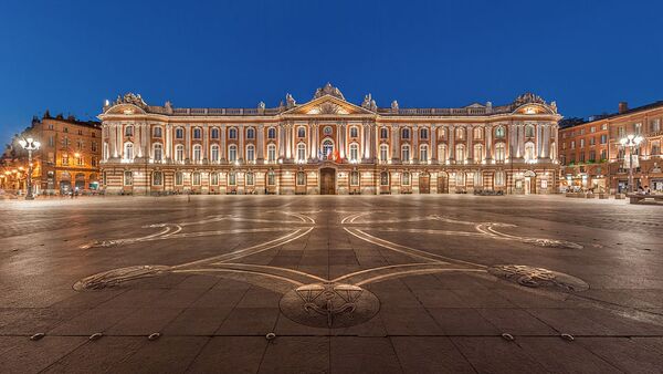 La place du Capitole à Toulouse, à la tombée de la nuit avec, au sol, la croix occitane dessinée par Raymond Moretti. - Sputnik Afrique