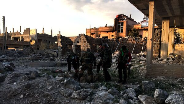 Военнослужащие Сирийской арабской армии на территории освобождённого населённого пункта Осман в провинции Дераа - Sputnik Afrique