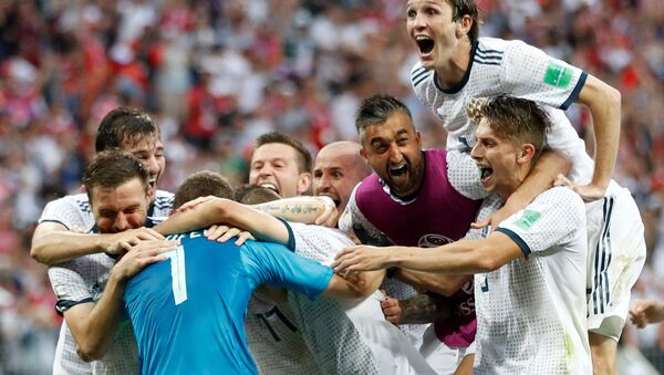 Soccer Football - World Cup - Round of 16 - Spain vs Russia - Luzhniki Stadium, Moscow, Russia - July 1, 2018 Russia players celebrate winning the penalty shootout - Sputnik Afrique