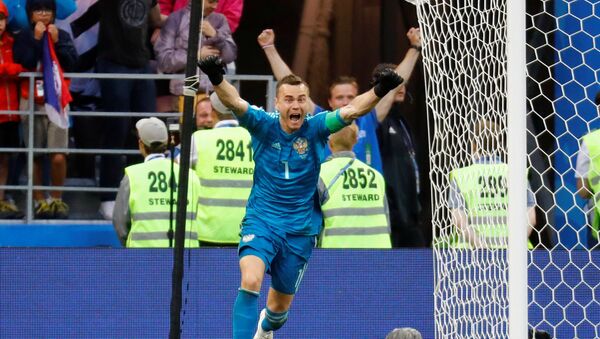 Soccer Football - World Cup - Round of 16 - Spain vs Russia - Luzhniki Stadium, Moscow, Russia - July 1, 2018 Russia's Igor Akinfeev celebrates winning the penalty shootout - Sputnik Afrique