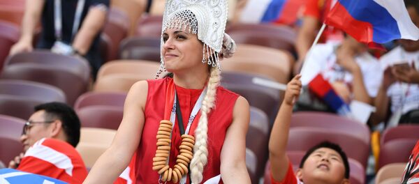 Une fan en kokochnik - Sputnik Afrique