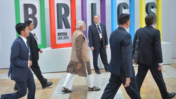 Премьер-министр Республики Индия Нарендра Мод перед совместным фотографированием участников встречи лидеров БРИКС - Sputnik Afrique
