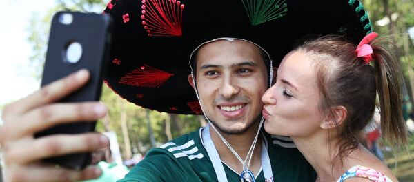 Болельщики перед матчем ЧМ-2018 по футболу между сборными Бразилии и Мексики - Sputnik Afrique