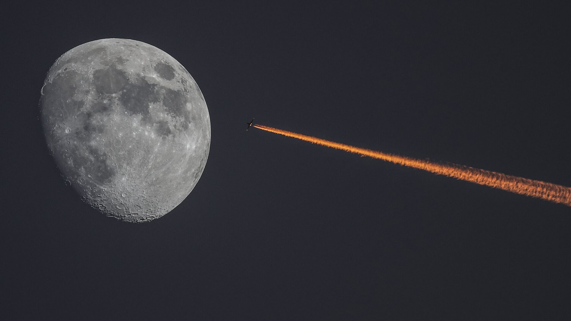 La Lune et un avion au coucher de soleil - Sputnik Afrique, 1920, 18.11.2021