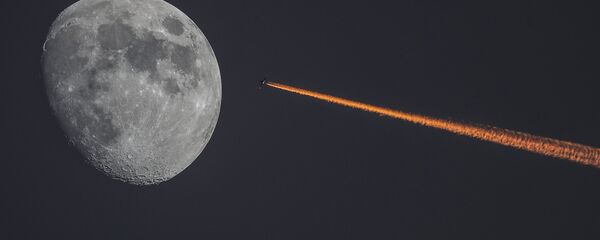 La Lune et un avion au coucher de soleil - Sputnik Afrique
