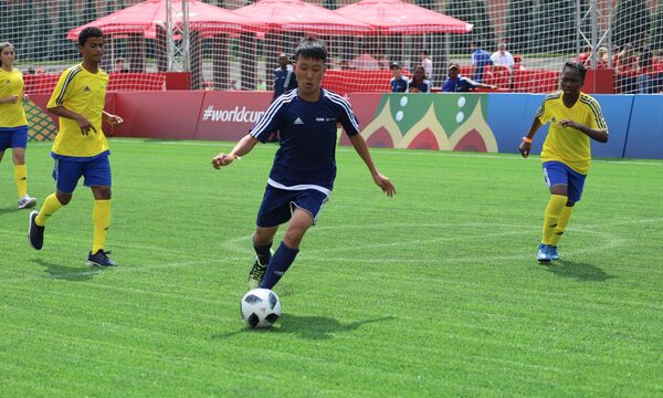 La place Rouge accueille un match de foot disputé par de jeunes Vietnamiens La place Rouge accueille un match de foot disputé par de jeunes Vietnamiens - Sputnik Afrique