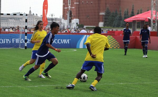 La place Rouge accueille un match de foot disputé par de jeunes Vietnamiens La place Rouge accueille un match de foot disputé par de jeunes Vietnamiens - Sputnik Afrique