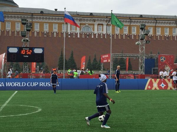 La place Rouge accueille un match de foot disputé par de jeunes Vietnamiens La place Rouge accueille un match de foot disputé par de jeunes Vietnamiens - Sputnik Afrique