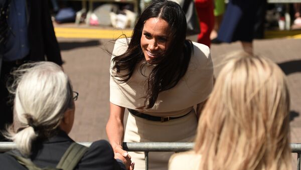 Meghan, Duchess of Sussex greets well-wishers during her visit, with Britain's Queen Elizabeth II, to Chester, Cheshire on June 14, 2018. - Sputnik Afrique