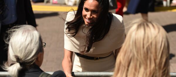 Meghan, Duchess of Sussex greets well-wishers during her visit, with Britain's Queen Elizabeth II, to Chester, Cheshire on June 14, 2018. - Sputnik Afrique