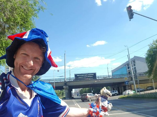 David voyage en autostop à travers la Russie pour suivre les Bleus - Sputnik Afrique