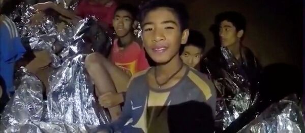Boys from the under-16 soccer team trapped inside Tham Luang cave Boys from the under-16 soccer team trapped inside Tham Luang cave - Sputnik Afrique