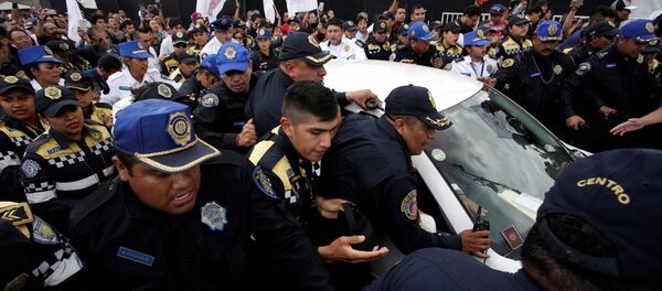 Police escort the vehicle carrying Mexico's president-elect Andres Manuel Lopez Obrador while leaving National Palace after a meeting with Mexico's President Enrique Pena Nieto in Mexico City, Mexico July 3, 2018. Police escort the vehicle carrying Mexico's president-elect Andres Manuel Lopez Obrador while leaving National Palace after a meeting with Mexico's President Enrique Pena Nieto in Mexico City, Mexico July 3, 2018. - Sputnik Afrique