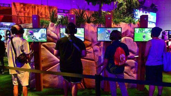 People crowd the display area for the survival game Fortnite at the 24th Electronic Expo, or E3 2018, in Los Angeles, California on on June 12, 2018, where hardware manufacturers, software developers and the video game industry present their new games. - Sputnik Afrique