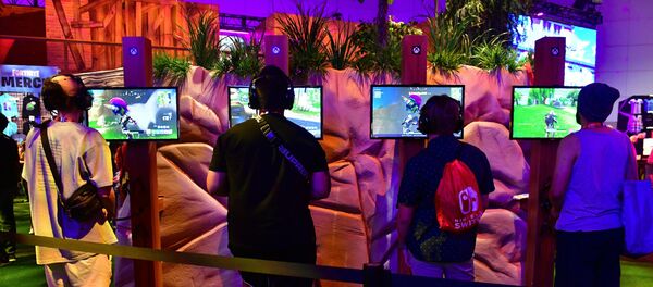 People crowd the display area for the survival game Fortnite at the 24th Electronic Expo, or E3 2018, in Los Angeles, California on on June 12, 2018, where hardware manufacturers, software developers and the video game industry present their new games. - Sputnik Afrique