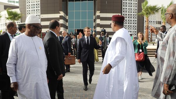 (From L) Mali's President Ibrahim Boubacar Keita, Mauritania President Mohamed Ould Abdel Aziz, French President Emmanuel Macron, Niger's President Mahamadou Issoufou and Burkina Faso's President Roch Marc Christian Kabore leave the African Union summit to go to a meeting of the G5 Sahel College de defense du G5 Sahel CDS meeting in Nouakchott on July 2, 2018. - Sputnik Afrique