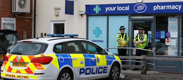 Police officers guard outside a branch of Boots pharmacy, which has been cordoned off after two people were hospitalised and police declared a 'major incident', in Amesbury, Wiltshire, Britain, July 4, 2018 - Sputnik Afrique