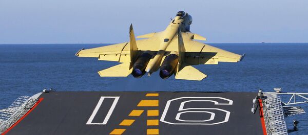 Ein J-15 Kampfjet am Deck des chinesischen Flugzeugträgers Liaoning - Sputnik Afrique