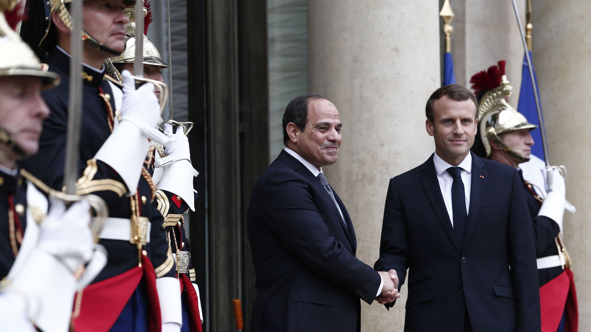  le président français Emmanuel Macron, à droite, accueille le président égyptien Abdel-Fattah el-Sissi sur les marches du palais présidentiel de l'Élysée à Paris - Sputnik Afrique, 1920, 24.11.2021