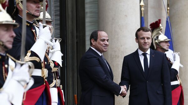 le président français Emmanuel Macron, à droite, accueille le président égyptien Abdel-Fattah el-Sissi sur les marches du palais présidentiel de l'Élysée à Paris - Sputnik Afrique