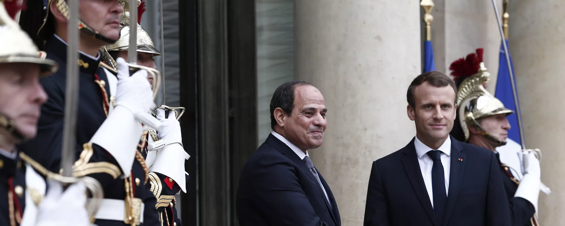 FILE - Sur cette photo d'archives du mardi 24 octobre 2017, le président français Emmanuel Macron, à droite, accueille le président égyptien Abdel-Fattah el-Sissi sur les marches du palais présidentiel de l'Élysée à Paris, en France. Des groupes de défense des droits de l'homme ont allégué dans un rapport lundi 2 juillet 2018 que le gouvernement français et plusieurs entreprises privées ont fourni du matériel militaire et de surveillance que le gouvernement égyptien utilise pour faire taire ses citoyens. (AP Photo/Kamil Zihnioglu, Dossier) - Sputnik Afrique, 1920, 16.06.2021