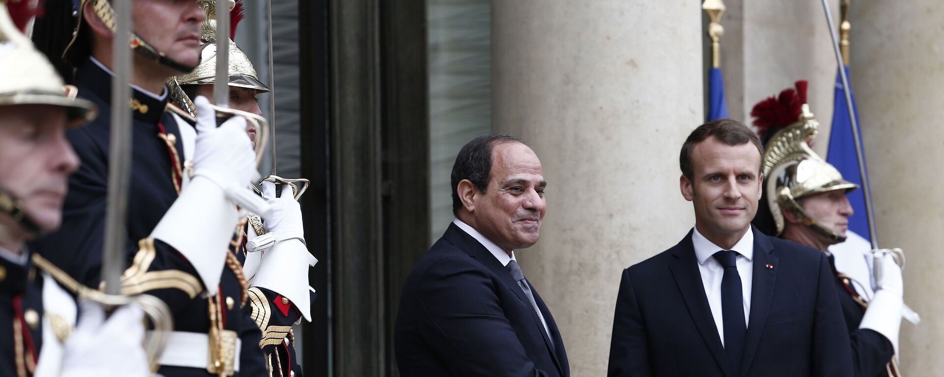  le président français Emmanuel Macron, à droite, accueille le président égyptien Abdel-Fattah el-Sissi sur les marches du palais présidentiel de l'Élysée à Paris - Sputnik Afrique, 1920, 24.11.2021