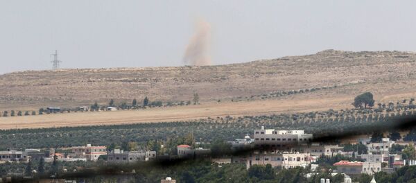 A picture taken on June 30, 2018 from the northern Jordanian city of Ramtha shows pillars of smoke rising across the border from Syrian government forces' shelling in the Daraa countryside. - Sputnik Afrique