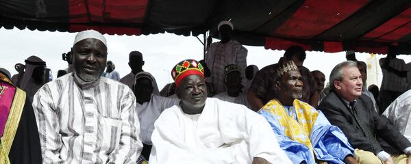 Traditional Burkinabe chief the Mogho Naba Baongo (C), king of the Mossi people, sits at the 'Place de la Nation' square in Ouagadougou on August 19, 2012 as he came, along with other religious leaders, to wish a good Eid al-Fitr to the Burkinabe muslims observing Ramadan. - Sputnik Afrique