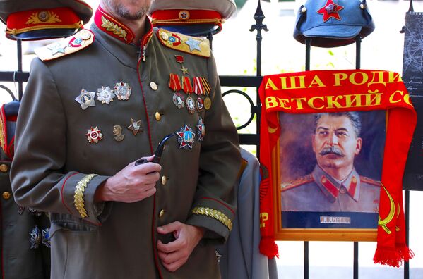 Des supporters visitent le bunker de Staline à Samara - Sputnik Afrique