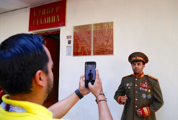 Des supporters visitent le bunker de Staline à Samara - Sputnik Afrique