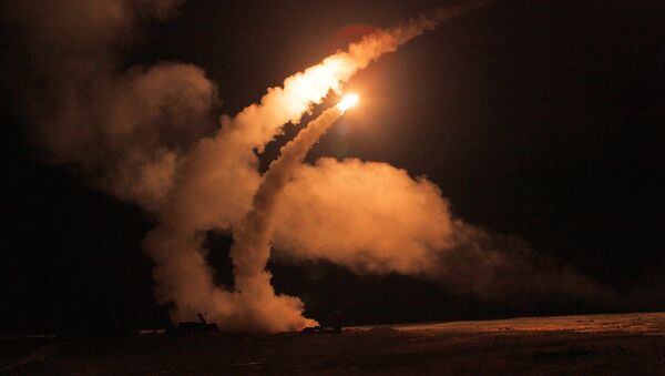Un tir nocturne de missiles S-400 Triumph sur un polygone russe - Sputnik Afrique