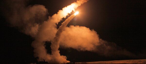 Un tir nocturne de missiles S-400 Triumph sur un polygone russe Un tir nocturne de missiles S-400 Triumph sur un polygone russe - Sputnik Afrique