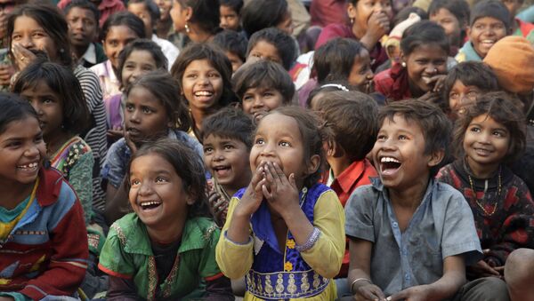 Jan. 17, 2017 photo, impoverished Indian children watch a performance as part of advocacy against child labor in Allahabad, India - Sputnik Afrique