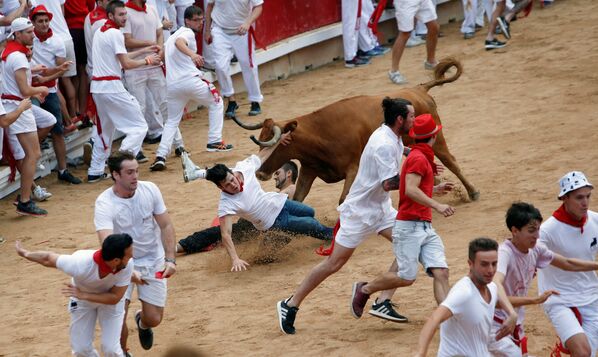 Un spectacle des plus extravagants: course de taureaux aux Fêtes de San Fermin en Espagne - Sputnik Afrique