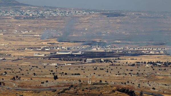Israeli-occupied Golan Heights shows smoke billowing from the Syrian side of the border - Sputnik Afrique