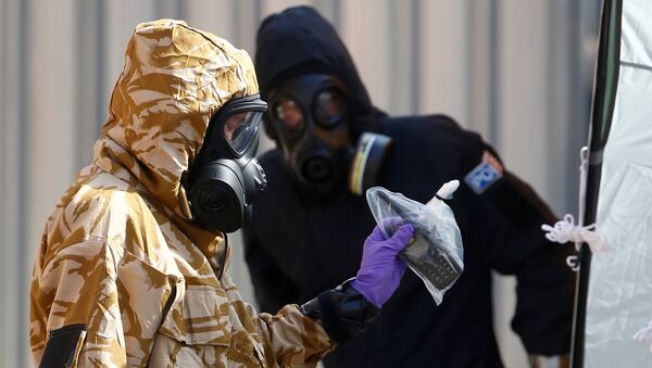 Forensic investigators, wearing protective suits, emerge from the rear of John Baker House, after it was confirmed that two people had been poisoned with the nerve-agent Novichok, in Amesbury, Britain, July 6, 2018 - Sputnik Afrique