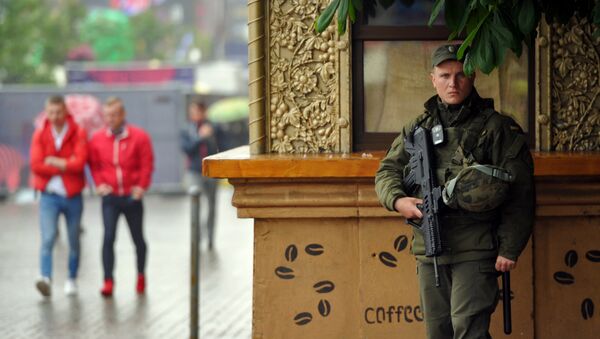 Un policier ukrainien au fusil Tavor - Sputnik Afrique