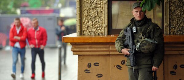 Un policier ukrainien au fusil Tavor - Sputnik Afrique