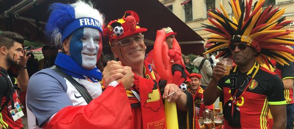 Болельщики Франции и Бельгии перед началом матча в Санкт-Петербурге, 10 июля 2018 Болельщики Франции и Бельгии перед началом матча в Санкт-Петербурге, 10 июля 2018 - Sputnik Afrique