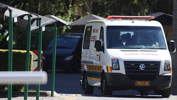 A miltary ambulance, allegedly carrying former South African President Nelson Mandela, leaves the Mediclinic Heart Hospital on April 6, 2013 in Pretoria. - Sputnik Afrique