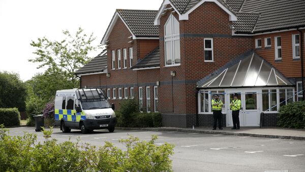British police officers guard a cordon outside the Amesbury Baptist Centre church in Amesbury, England, Wednesday, July 4, 2018 - Sputnik Afrique